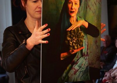 Jagoda Barchańska niosąca swój portret.